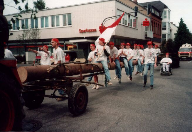 Kirmesbaum vor Schloßstraße